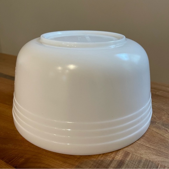 Vintage White Pyrex Hamilton Beach 8.5" Rim Ribbed Milk Glass Mixing Bowl #13 - Picture 2 of 5